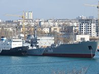 Спасательное буксирное судно "Кременец", корвет "Луцк" и корабль управления "Донбасс" ВМС Украины в Стрелецкой бухте Севастополя. 2014 год Спасательное буксирное судно "Кременец", корвет "Луцк" и корабль управления "Донбасс" ВМС Украины в Стрелецкой бухте Севастополя. 2014 год