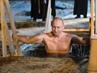 Президент РФ Владимир Путин окунается в иордани во время праздничного купания в православный праздник Крещения Господня в мужском монастыре Нило-Столобенской пустыни на озере Селигер. 19.01.18 Президент РФ Владимир Путин окунается в иордани во время праздничного купания в православный праздник Крещения Господня в мужском монастыре Нило-Столобенской пустыни на озере Селигер. 19.01.18