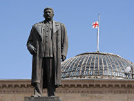 Памятник Иосифу Сталину на центральной площади города Гори