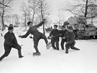 Русский солдат, примеряет на себя лапти, которые солдаты немецкой армии делали себе, чтобы спастись от холода. Сталинградский фронт