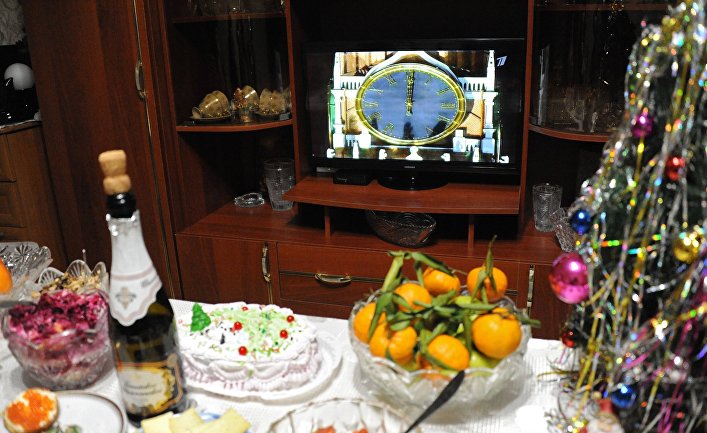Праздничный стол во время встречи Нового года