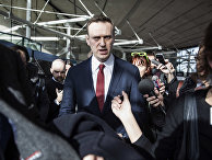 ппозиционер Алексей Навальный покидает европейский суд по правам человека в Страсбурге