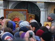 Верующие во время молебна в защиту Владимиро-Ольгиевского храма Десятинного монастыря в Киеве. 3 февраля 2018