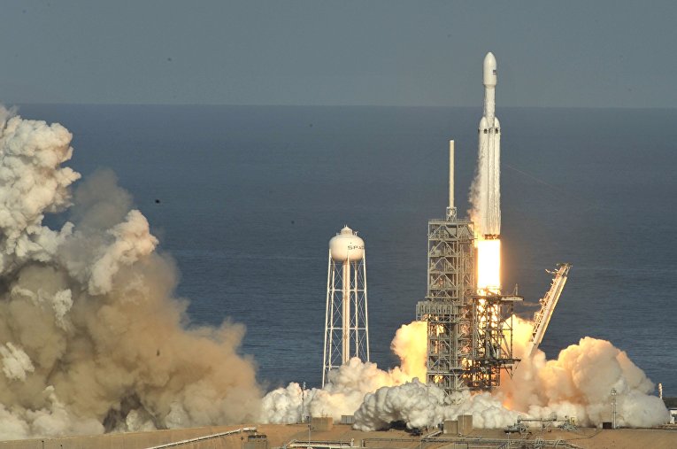 Старт ракеты SpaceX Falcon Heavy
