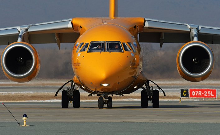 Самолет Ан-148-100В авиакомпании "Саратовские авиалинии" в аэропорту Владивостока.