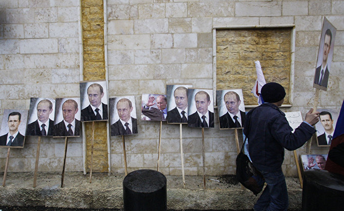 Портреты Владимира Путина и Башара Асада перед российским посольством в Дамаске