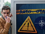Активист неправительственной организации "Клуб молодых политологов" во время акции против вступления Грузии в НАТО