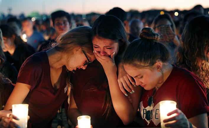 Студенты оплакивают погибших во время стрельбы в Marjory Stoneman Douglas High School