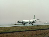 Самолет американсих ВВС P-3 Orion, способный нести ядерное вооружение, на авиабазе "Кефлавик", Исландия Самолет американсих ВВС P-3 Orion, способный нести ядерное вооружение, на авиабазе "Кефлавик", Исландия