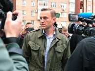 Алексей Навальный у здания Симоновского районного суда Москвы. 2 октября 2017 Алексей Навальный у здания Симоновского районного суда Москвы. 2 октября 2017