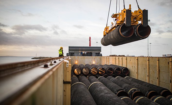 Трубы для строительства газопровода "Северный поток - 2" в порту Мукран, Германия