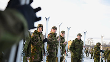 Национальная гвардия Миннесоты в норвежской форме осваивает лыжи в лагере Вэрнес, Норвегия