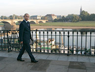 Президент России Владимир Путин во время утренней прогулки по набережной реки Эльба в Дрездене