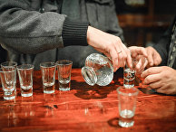 Посетитель разливает водку в пивном баре