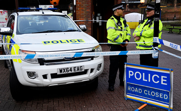 Сотрудники полиции на места обнаружения Сергея Скрипаля в Солсбери, Великобритания