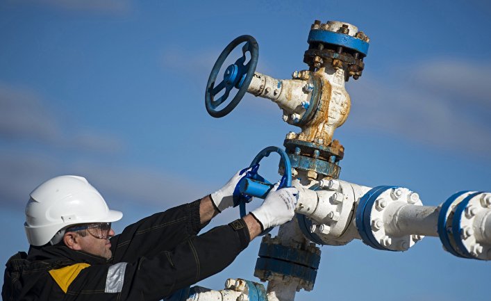 Рабочий на нефтяном месторождении