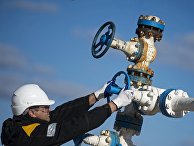 Рабочий на нефтяном месторождении Рабочий на нефтяном месторождении