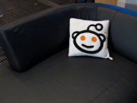 Подушка со логотипом сайта "Реддит"