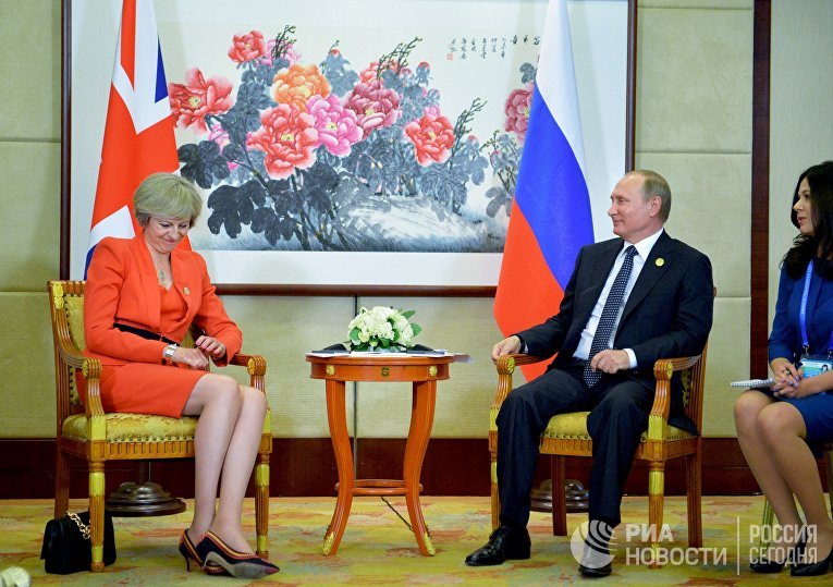 Президент РФ Владимир Путин и премьер-министр Великобритании Тереза Мэй во время саммита G20