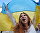 Девушка в вышиванке с флагом Украины