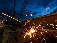 Рабочий на строительстве Крымского моста в Керченском проливе. 3 декабря 2017 Рабочий на строительстве Крымского моста в Керченском проливе. 3 декабря 2017