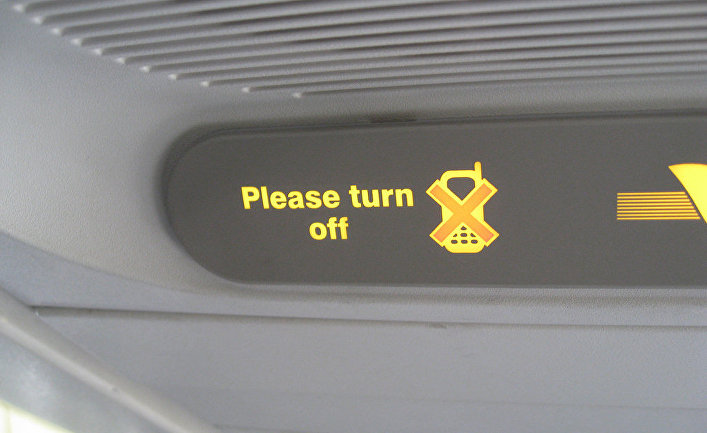 Значок с просьбой выключить мобильные телефоны на борту самолета