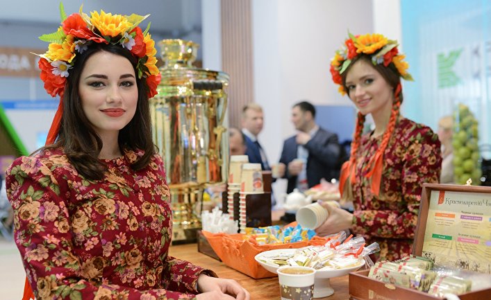 Девушки у стенда Краснодарского края на выставке Российского инвестиционного форума в Сочи