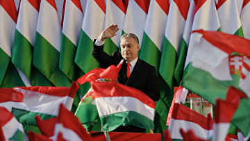 Премьер-министр Виктор Орбан машет избирателям