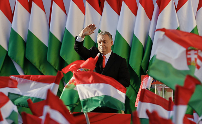 Премьер-министр Виктор Орбан машет избирателям