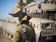 Израильский солдат на Голанских высотах в районе границы с Сирией Израильский солдат на Голанских высотах в районе границы с Сирией