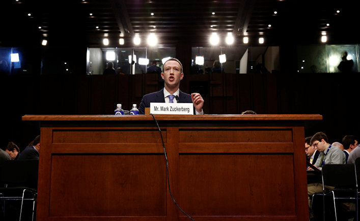 Генеральный директор «Фейсбука» Марк Цукерберг выступает перед Сенатом США