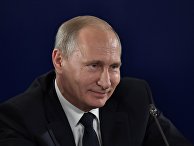 Президент РФ Владимир Путин во время совещания Президент РФ Владимир Путин во время совещания