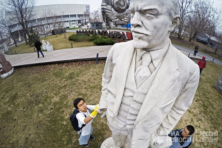 Участники общегородского субботника моют статую Ленина в парке «Музеон» в Москве
