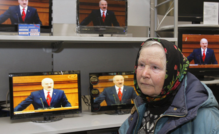 Пожилая женщина выбирает телевизор в магазине в Минске