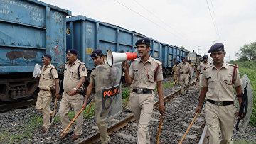 Сотрудники индийской полиции патрулируют железнодорожные пути