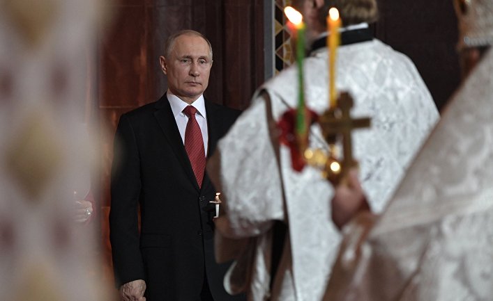 Владимир Путин на праздничном пасхальном богослужении  в кафедральном соборном Храме Христа Спасителя. 8 апреля 2018