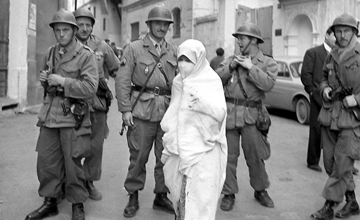 Женщина в хиджабе под взглядом французских военных, 1960 год