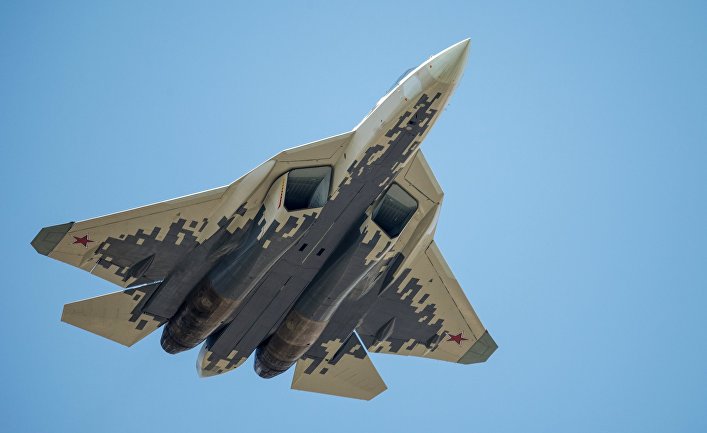 Многофункциональный истребитель Су-57 на репетиции воздушной части парада Победы в Москве