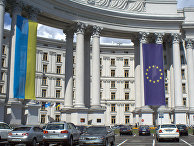 Флаги Украины и ЕС на здании МИД Украины Флаги Украины и ЕС на здании МИД Украины