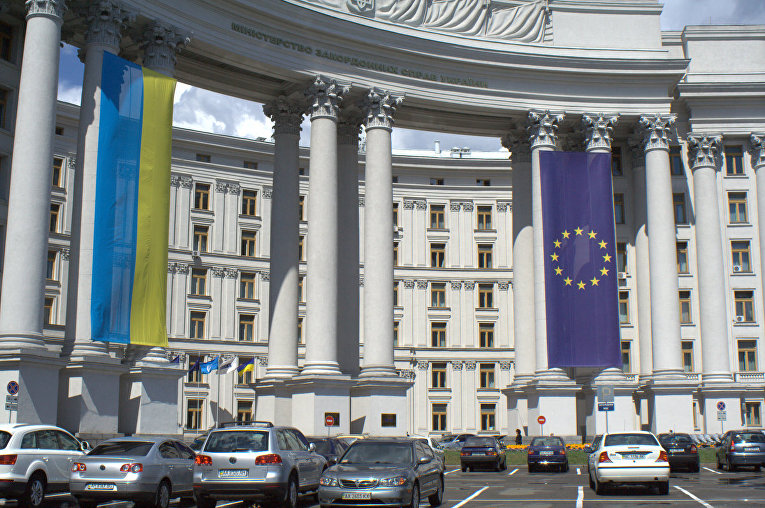 Флаги Украины и ЕС на здании МИД Украины