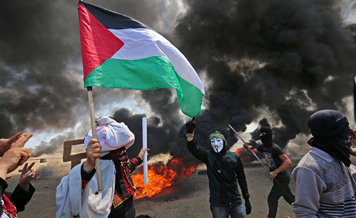 Палестинские демонстранты во время акции протеста против переноса посольства США в Иерусалим на границе Израиля и сектора Газа