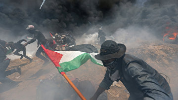 Палестинские демонстранты во время акции протеста против переноса посольства США в Иерусалим