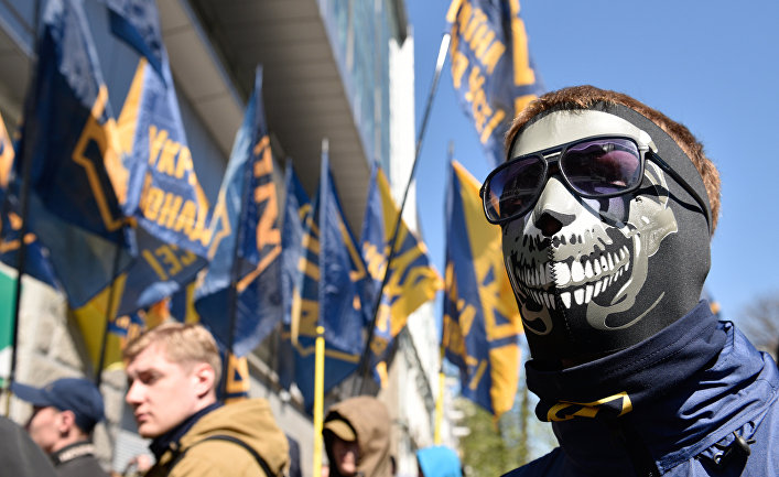 Акция протеста радикалов у здания украинского филиала Сбербанка в Киеве. 10 апреля 2017