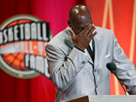 Майкл Джордан не может сдержать эмоции во время церемонии в Зале славы баскетбола имени Нейсмита в Спрингфилде, США