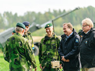 Премьер-министр Швеции Стефан Лёвен и министр обороны Петер Хультквист на военных учениях