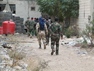 Сирийские солдаты проводят спецоперацию в городе Дарайя в пригороде Дамаска