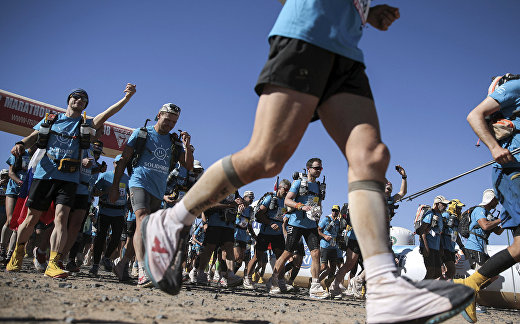 Участники марафона в пустыне Сахара