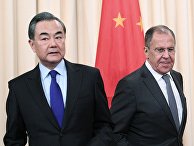 Министр иностранных дел России Сергей Лавров и министр иностранных дел КНР Ван И перед началом пресс-конференции в Москве. 5 апреля 2018