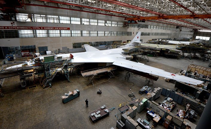 Стратегические бомбардировщики ТУ-160 в цехе Казанского авиазавода