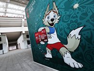 Баннер с изображением символа чемпионата мира по футболу ФИФА-2018 волка Забиваки в подтрибунном помещении БСА "Лужники" в Москве